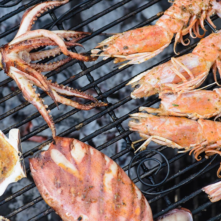 https://www.gourmetfoodstore.com/images/Product/large/summer-perfect-grilled-seafood-recipes-16783-1S-6783.jpg